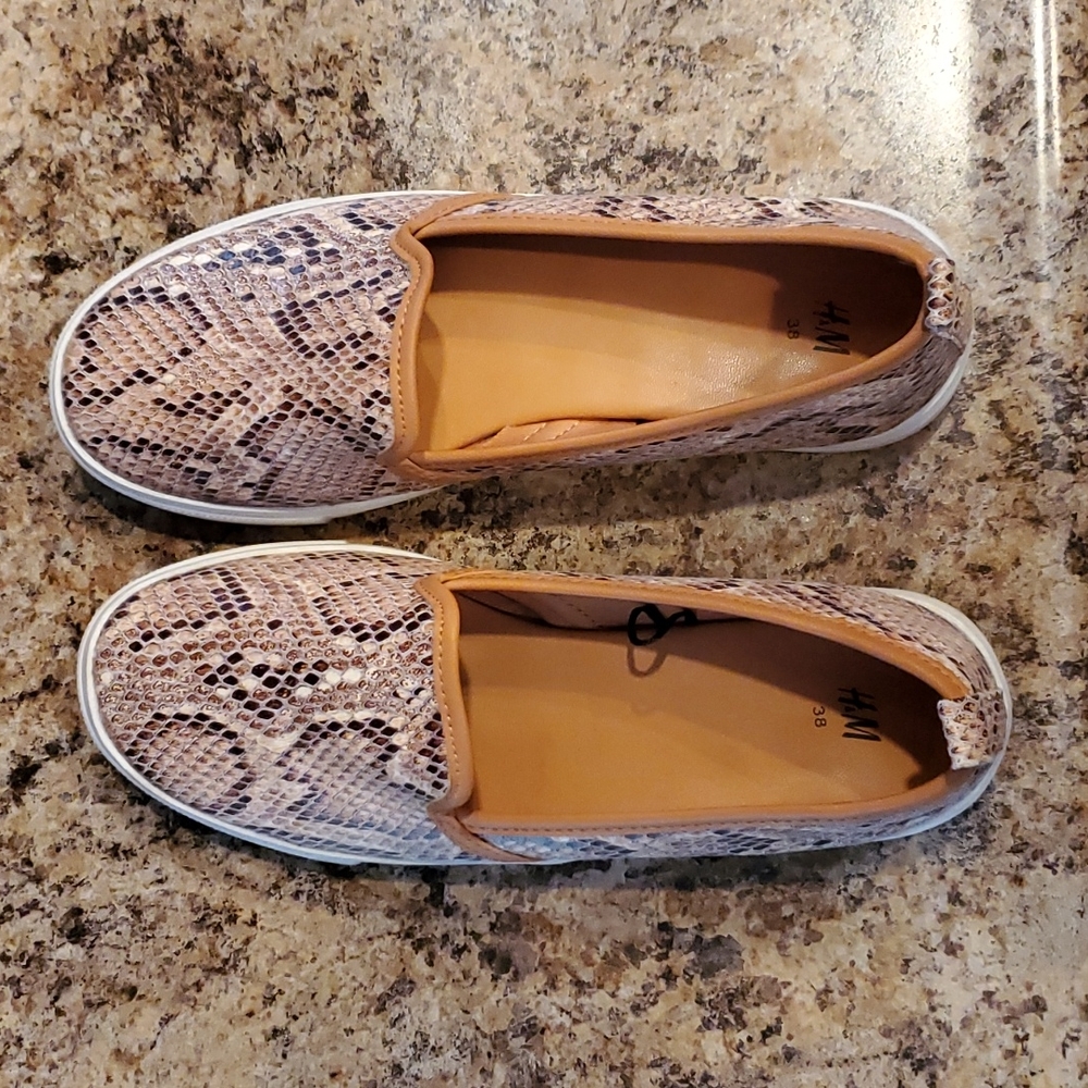 🤎H&M🤎 slip on snake print shoes